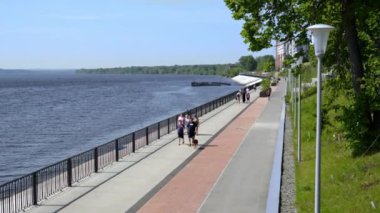 Gürcistan, Tiflis - 17 Haziran 2024: Sakin ve huzurlu nehir kenarı yolu, boş gezintilerin yanı sıra çeşitli açık hava aktiviteleri için idealdir. Kırp