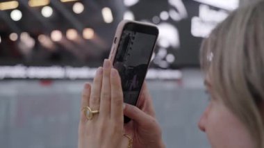 Bir birey, modern teknolojiyi iş üstünde sergileyerek akıllı telefonuyla unutulmaz bir anı yakalar. Kırp