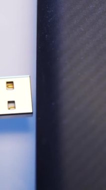 Beyaz arka planda izole edilmiş harici sabit diske USB kablosu yerleştiriliyor. Diğer aygıtlardan bilgisayara veri aktarımı için USB kablosu, iş için aksesuarlar, sosyal ağ.