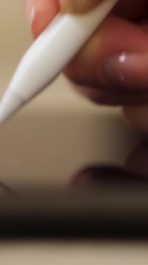 Stylus kalem kullanarak dijital tablet üzerinde çalışan serbest çalışan kadın ya da grafik tasarımcıyı kapatın. Kavram. Grafik tabletine el yazısı yazan kadın, yan görünüm