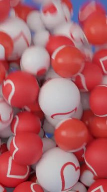 Düşen renkli toplar, mavi arka planda izole edilmiş kalp desenli plastik oyuncaklar. Animasyon. Düz yüzeye düşen küçük küreler yığını