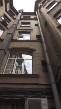 Parlak gökyüzü arka planında antik yüksek avlu. St. Petersburg 'un tipik mimarisi, eski güzel yuvarlak evlerin alt manzarası..