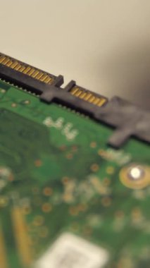 Bir çipi bir adaptör vasıtasıyla dış bir cihaza bağlamaya çalış. Bir adaptörü bir mikro devreye bağlayan erkek el, nöronet ve bilgisayar teknolojisi kavramı.