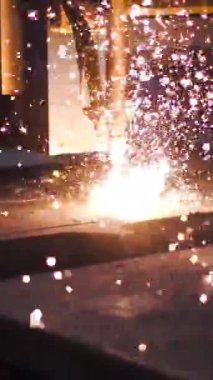 Fabrikadaki metalin kaynak kalıpları. Şarjör. Fabrikada kaynak yapmak için otomatik makine. Metal üzerinde kaynak yaparak desenler oluşturmak için fabrika makinesi.