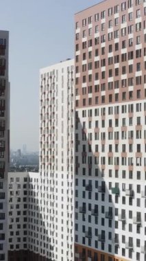 Modern apartman kompleksi. Parlak renkli cepheli gökdelenlerin gökyüzü manzarası, konaklama ve kentleşme kavramı.