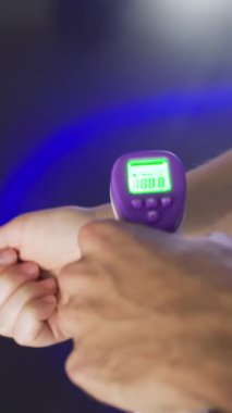 Yakından kontrol sıcaklığı hazır. Medya. İnsanlar sıcaklık kontrolü ile alışveriş merkezlerine ve sinemaya giderler. Kızılötesi termometre tabancası. Temas olmayan termometre.