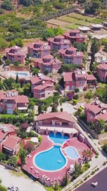 Tatil köyleri ve yüzme havuzlarının en üst manzarası. Şarjör. Güney kasabadaki uzak dinlenme merkezi. Turistler için kulübeleri olan yazlık dinlenme merkezi.