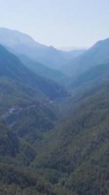 Açık havada yeşil dağların en üst manzarası. Şarjör. Yeşil vadisi olan güzel bir dağ manzarası. Güneşli bir günde ufukta dağ vadisi beliriyor..