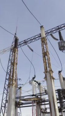 Elektrik hatları ve elektrik kabloları olan bir elektrik santralinin alt görüntüsü. Başla. Şehre elektrik sağlamak için gerekli ekipman