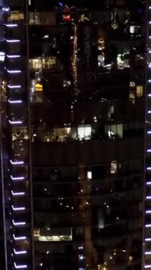 Rusya 'nın Ekaterinburg şehrindeki Vysotsky adlı gökdelenin gece manzarası. Siyah gökyüzü ve gece caddelerinin arka planında çarpıcı bir gökdelenin havadan görünüşü.