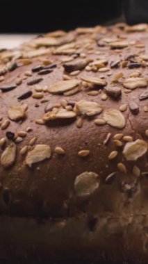 Izgarada sıcak burger ekmeği yakın çekim. Stok görüntüleri. Lezzetli tahıllı ekmek ızgara olur. Lezzetli Burger için ızgara çörek. Yanmak için yuvarlak ekmek..