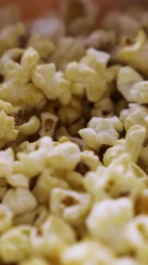 Lezzetli patlamış mısırı kovaya koy, sinema ve yemek kavramı. Koyu mavi kasede tatlı patlamış mısır..