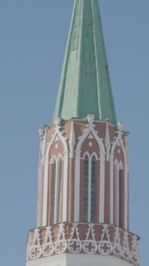 Moskova Kremlin 'in Nikolskaya Kulesi. Başla. Mavi gökyüzünün arka planında tarihi kırmızı tuğla kule manzarası. Rusya 'da Kızıl Meydan' da güzel bir kule.