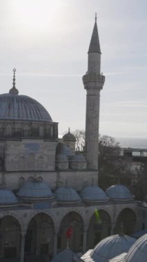 İstanbul 'da deniz kenarında güzel bir cami. Başla. Deniz kıyısındaki Türk kentinin güzel tarihi mimarisi ve camii. İstanbul 'da deniz ufkunun arkasındaki cami