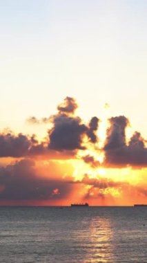 Gün batımında deniz yatlarıyla nefes kesici deniz manzarası. Sakin Karadeniz 'in üzerinde yelkenli gemiler ve yatlarla romantik günbatımı manzarası.