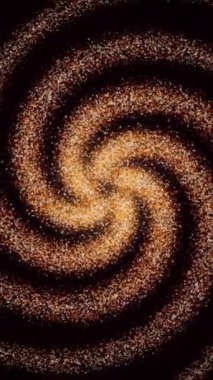 Soyut dönen hipnotik altın spiral siyah ekran boyunca yayılıyor. Animasyon. Parlayan bulutlarla çevrili küçük parçacıklardan parlayan halka