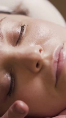 Profesyonel yaşlanmayı önleyici yüz masajı. Başla. Spa 'da yüz bakımı yapıyorum. Kadınlar için rahatlatıcı ve tazeleyici yüz masajı.