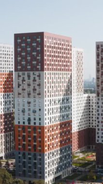 Çok renkli çok katlı binaları olan konut kompleksinin üst görüntüsü. Başla. Şehrin arka planında Green Park yakınlarında çok renkli cepheli güzel bir konut kompleksi.