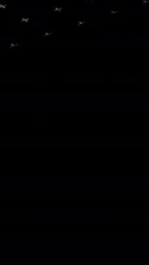 Bulanık kareler siyah ekranda yavaşça hareket ediyor. Animasyon. Işıldayan kare şekilli alan