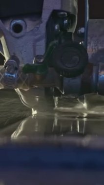 Bir işçi seramik fayansları öğütücüyle keser. Yaratıcı. Seramiklerin tozdan kaçınmak için makine ve suyla kesilmesi