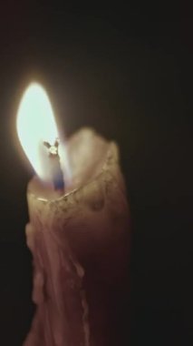 Karanlık bir arka planda sönen mumu kapat. Medya. Odanın içindeki eski mum.