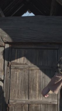 Eski bir Rus Bogatyr 'ın tahta zırhı ve miğferi eski ahşap eve geliyor. Medya. Rus efsaneleri ve folkloru kavramı