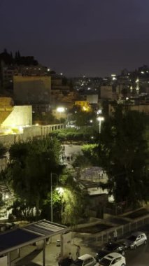 Canlı bir şehir manzarası, geceleri enerji dolu caddelerin yanında tarihi bir kaleyi güzellikle sergiliyor. Eylem