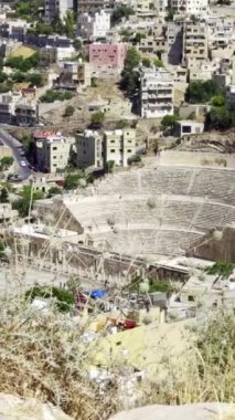 Modern kentsel gelişimin ortasında gururla duran antik tiyatro kalıntıları tarafından yaratılmış çarpıcı bir tezat var. Eylem