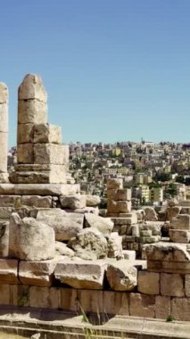 Ürdün 'deki Roma mimarisinin büyük kalıntılarını keşfedin, tarihin ve doğal güzelliğin çarpıcı bir harmanı. Eylem