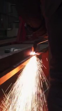 Metal için endüstriyel ekipmanlarla öğütme işi. Şarjör. Uçan öğütme süreci, ağır sanayi kavramı