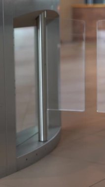 İş adamı güvenlik kapılarından içeri giriyor. Medya. Turnikeden geçen adam
