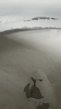 Plastik tozlu kimyasal atölye çalışması. Yaratıcı. Plastik tozu öğütmek için endüstriyel kışkırtıcı. Metalurjik üretimin kimyasal atölyesinde polietilen tozu.