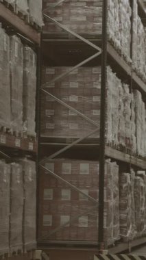 Sonsuz kutular dolusu malla dolu bir depo koridoru. Yaratıcı. Dünya çapında satış kavramı