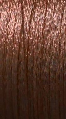 Bakır telle dönen bobini kapatın. Yaratıcı. Bobbin döner ve bakır teli sarar. Metalürji endüstrisi ve tel üretimi.