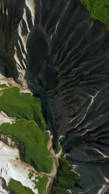 Yeşil bitki örtüsü ve beyaz taşlı dağ zirvesi. Şarjör. Büyüleyici doğa şaheserinin havadan görünüşü