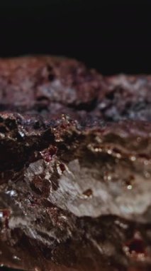Bulanık bir arkaplanda parlak taş mineralini kapat. Stok görüntüleri. Doğal kaynaklar kavramı