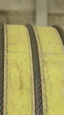 Endüstriyel bir ortamda dokusunu ve dayanıklı yapısını gösteren sarmalanmış sarı bir kablo. Menkul Kıymetler