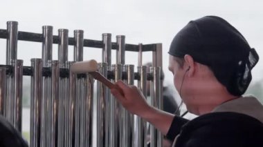 Yenilikçi bir müzik ortamında ritmik sesler üreten, metal tüplere çarpan bir vurmalı çalgıcı. Kırp