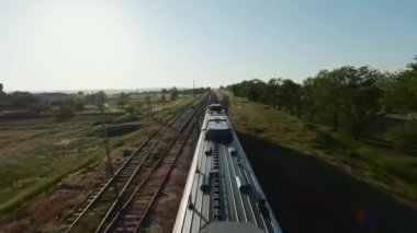 Bereketli yeşillikler ve açık manzaralarla çevrili güzel bir tren raylar boyunca seyahat eder. Resimli bir manzara sunar. Medya