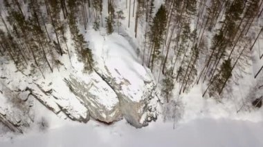 Havadan bakıldığında, kış boyunca yoğun ve büyüleyici bir ormanla kaplı görkemli bir kar tabakası görülüyor. Menkul Kıymetler