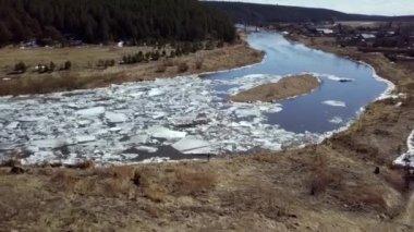 Huzurlu bir nehir, eriyen buzlarla ve yükselen yeşilliklerle, barışı somutlaştıran pitoresk bir manzara boyunca akar. Menkul Kıymetler