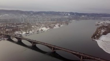 Göz kamaştırıcı ve güzel bir kış manzarası sergiliyor. Huzurlu bir nehir ve karla kaplı kıyılarda büyüleyici bir köprü. Menkul Kıymetler