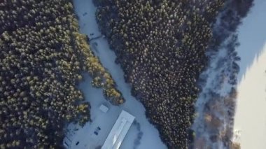 Yeşillik yeşil ormanlara yuva yapmış, güzelliği ve sükuneti gözler önüne seren bir pansiyonun çarpıcı bir görüntüsü. Menkul Kıymetler