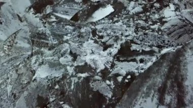 Çarpıcı kırılan buzlu bir arazinin havadan çekilmiş görüntüsü eşsiz jeolojik dokuları ve karmaşık desenleri vurguluyor. Menkul Kıymetler