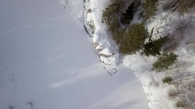 Bu çarpıcı hava görüntüsü, el değmemiş kar ve yemyeşil ağaçlarla dolu nefes kesici bir kış manzarası yakalıyor. Menkul Kıymetler