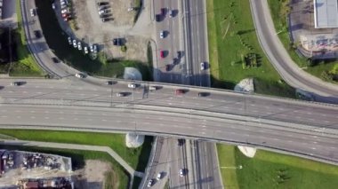 Kalabalık bir kavşağın etkileyici bir hava çekimi profili, sayısız araba ve karmaşık yol ağları sergileniyor. Menkul Kıymetler
