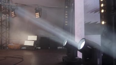 Büyüleyici sahne ışıkları sisli ve dinamik ışınlarla inanılmaz derecede çekici bir atmosfer yaratıyor. Kırp