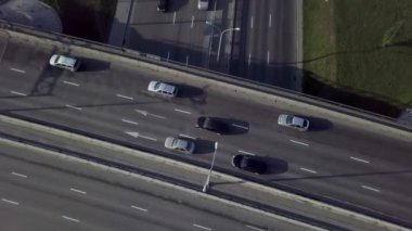 Kalabalık bir şehir otoyolunda modern trafik modellerini gösteren hava perspektifi araçları gösteriyor. Menkul Kıymetler