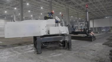 Bir inşaat sahasındaki gelişmiş makineler günümüzde modern teknolojiyi ve operasyonel verimliliği vurguluyor. Kırp