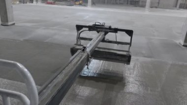 Geniş ve geniş bir endüstriyel çalışma alanı içinde sağlam ve ağır beton kaplama bir araç bulunmaktadır. Kırp